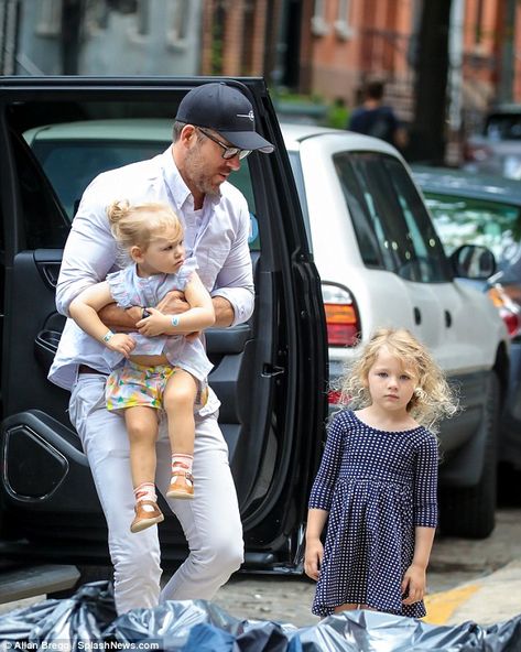 Daddy's little girls! Ryan Reynolds doted on his daughters, Inez and James, while out in N... Ryan Reynolds Wife, Ryan Reynolds Daughter, Ryan Reynolds Kids, The Family Man, Blake Lively Ryan Reynolds, Blake And Ryan, Blake Lively Style, Family Man, Celebrities Then And Now