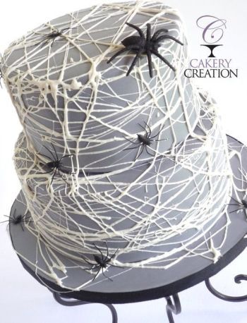 18 Hauntingly Beautiful Halloween Cake Ideas - XO, Katie Rosario Spider Web Cake, Halloween Torte, Tårta Design, Spider Cake, Postres Halloween, Dessert Halloween, Halloween Baking, Spider Webs, Birthday Halloween Party