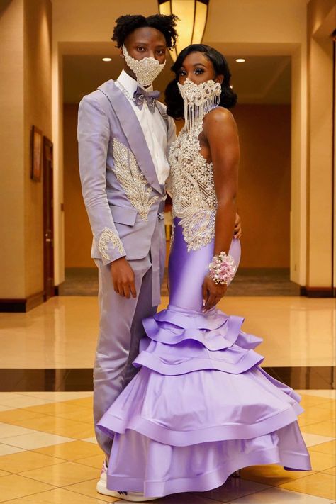 Black People Prom Dresses, Purple Prom Couple, Couple Prom Outfits, Black Girls Prom Dresses, Guys Prom Outfit, Prom Couples Outfits, Matching Prom, Guys Prom, Couple Prom