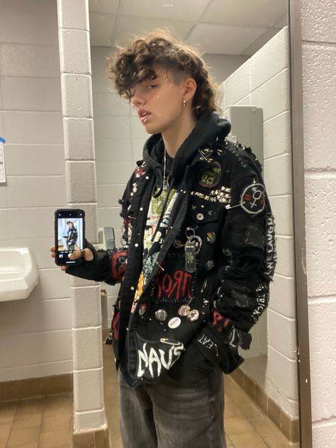 Punk Outfits Ideas, Punk Outfits Diy, Reusing Old Clothes, Punk Vest Outfit, Battle Jacket Outfit, Punk Nonbinary, Crust Punk Outfits, Punk Transmasc, Lace Code Punk