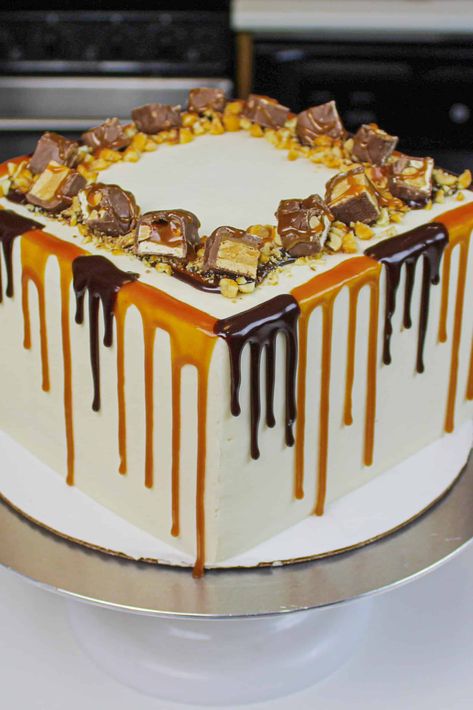 Snickers Cake Recipe, Cake Ganache, Cake Recipes Uk, Candy Bar Cake, Snickers Cake, Snickers Candy Bar, Snickers Candy, Cake Recipes At Home, Bar Cake