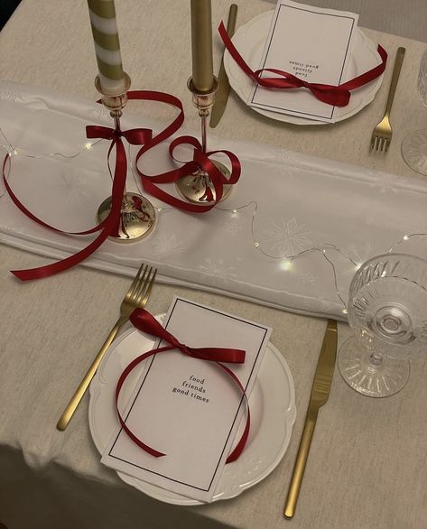 Christmas Table Astethic, New Year Dinner Aesthetic, Christmas Table For Two, Christmas Table Cards, Christmas Brunch Table Decor, Christmas Dinner Table Settings Elegant, Spode Christmas Table Settings, Christmas Dinner Aesthetic, Christmas Dinner Table Decorations