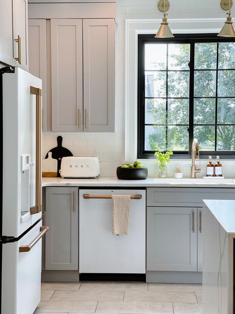 High Window Kitchen, Kitchen With Black Window Frames, Big Window Kitchen, Kitchen Sink With Window, Offset Kitchen Sink, Dapur Kotor, Sink Window, Corner Kitchen Sink, Window Over Sink