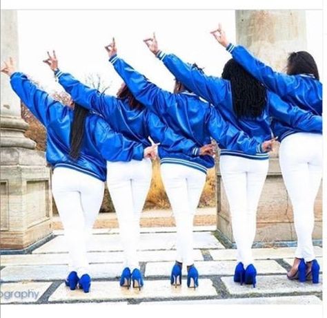 Zeta Photoshoot Ideas, Zeta Phi Beta Photoshoot, Baseball Poses, Mother Daughter Photography Poses, Sorority Photoshoot, Finer Womanhood, Graduation Picture, Mother Daughter Photography, Zeta Phi Beta