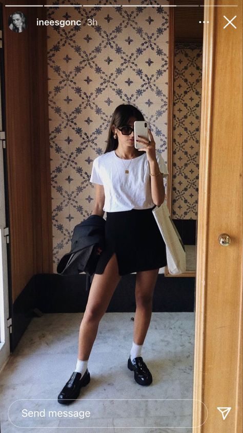 Black Skirt Outfit Summer, Mini Skirts Outfits Summer, Black Mini Skirt Outfit, Skirt Outfit Fall, Spring Skirt Outfits, Short Skirts Outfits, Black Skirt Outfits, Job Clothes, Short Black Skirt