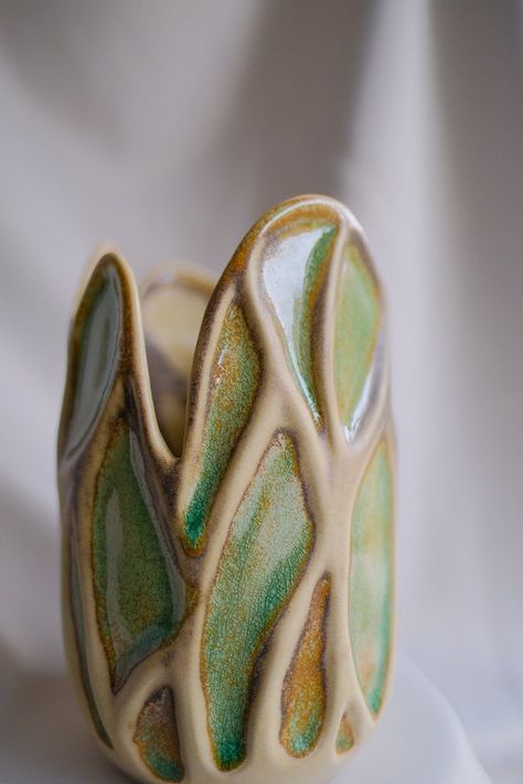 Canary Handmade Flower Vase - Etsy Spain Mug Inspiration Design, Ceramic Series Ideas, Plant Pottery Ideas, Decorative Pottery Ideas, Pottery Decorating Ideas Ceramic Art, Ceramics Hand Building Ideas, Sgrafitto Ceramics Patterns, Handmade Vases Pottery, Ceramic Vase Shapes