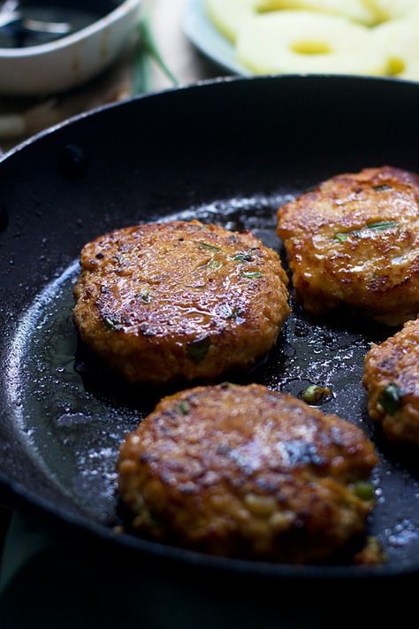 Teriyaki Salmon Burgers (With easy homemade teriyaki sauce!) Soy Sauce Salmon, Asian Slaw Recipe, Runners Food, Salmon Soy Sauce, Salmon Patties Recipe, Asian Slaw, Teriyaki Salmon, Patties Recipe, Homemade Teriyaki Sauce