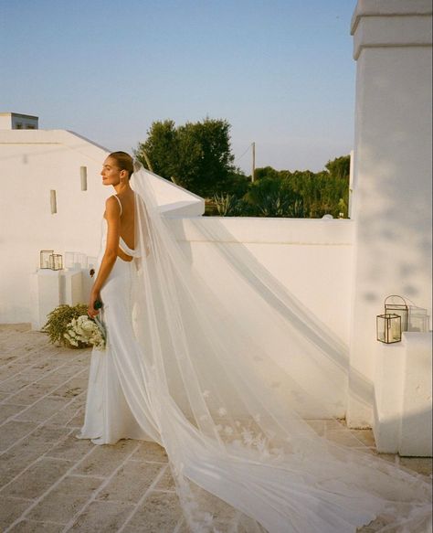 Form Fitting Dress Long Veil Greek Mediterranean Wedding Minimalistic Timeless Dress White Wedding Mediterranean Wedding Dress, Sanne Vloet, Mediterranean Wedding, Minimalist Bride, Video Reels, Long Veil, Timeless Dress, Stunning Wedding Dresses, Wedding 2024