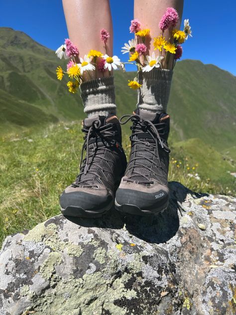 Girl’s legs in hiking boots with flowers in socks Best Hiking Shoes For Women, Hiking Shoes For Women, Summer Hiking Boots, Granola Aesthetic, Goofy Goober, Granola Girl Aesthetic, Best Hiking Shoes, Summer Hike, Hiking Photography