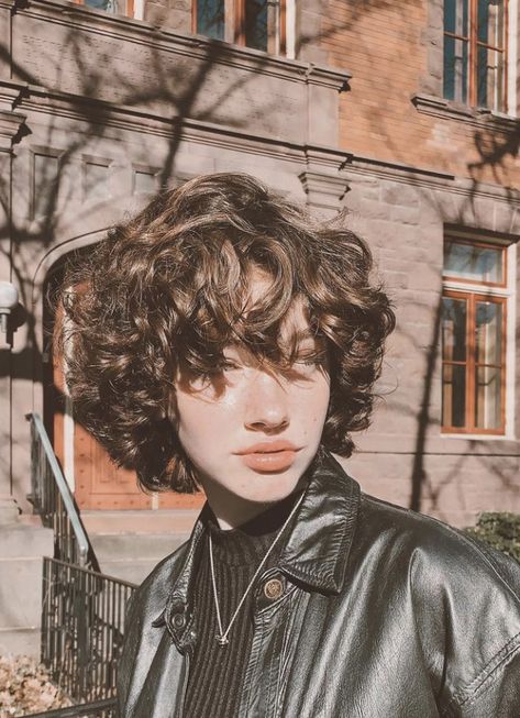 Short Curly Haircuts Thick Hair, Curly Haircuts Short, Androgynous Haircut, Natural Curly Hair Cuts, Curly Hair Care Routine, Short Curly Haircuts, Haircuts For Curly Hair, Hair Stylies, Fluffy Hair