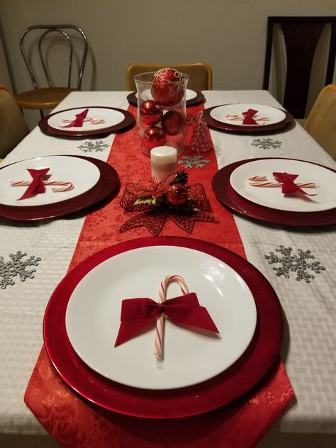 Diy Christmas Dinner Table Decorations, Simple Christmas Dinner Table, Christmas Dinner Tablescapes, Christmas Decor Bedroom, Ideas Para Decorar En Navidad, Bedroom Christmas Decorations, Christmas Dinner Decorations, Christmas Diy Food, Christmas Dinner Table Settings