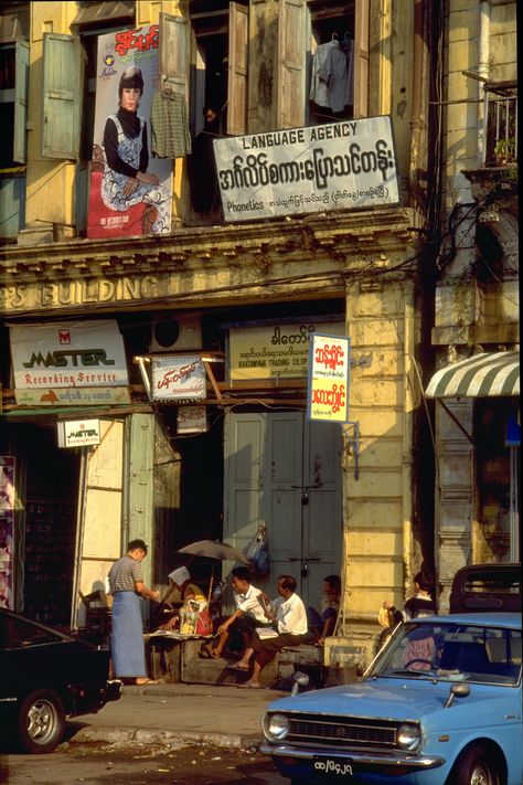 Rangoon street scene Old Myanmar Photo, Mumbai Landscape, Myanmar Photo, History Of Myanmar, Studio Ghibli Crafts, Vintage Myanmar, Naypyidaw, World History Facts, Rp Games