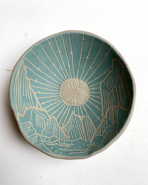 Mountain View design 🏔️ 🌅 I love making the small bowls as it give me scope to experiment with different designs which I will develop onto my larger pots. I have always felt confident with my forms, but I feel I am still on a journey with my surface design. Each little bowl gets me a little bit closer, I can feel it. #pottery #mountain #sunrise #sgraffito #sgraffitopottery #sgraffitoceramics #stoneware #potterylove #annecastañoceramics #creativejourney #ceramicbowl Sgraffito Mountains, Sgraffito Technique Tutorials, Scraffito Designs Simple Bowl, Boho Pottery Painting Ideas, Pottery Surface Design, Clay Carving Designs, Sgraffito Designs Easy, Pottery Bowl Designs, Fun Pottery Ideas