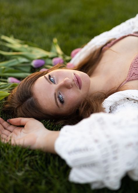 Pictures Laying Down Photo Ideas, Senior Picture Laying Down, Laying In Field Of Flowers, Poses Laying Down, Laying Down Aesthetic, Laying Down Photoshoot, Laying Poses, Nye Photoshoot, Water Portraits