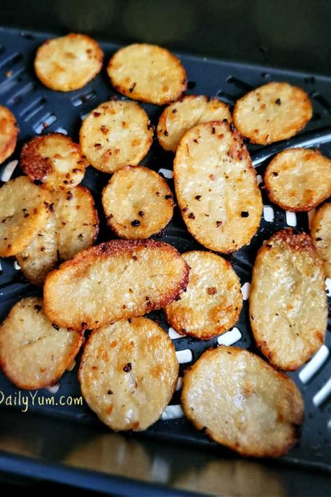 Crispy Air Fryer Potato Chips. Made with a can of sliced potatoes so it was really easy and they turned out so good with crispy edges. New Potatoes In Air Fryer, Canned New Potatoes, Sliced Fried Potatoes, Can Potatoes Recipes, Potatoes In Air Fryer, Daily Yum, Air Fryer Potato Chips, Potato Chips Recipe, Air Fry Potatoes