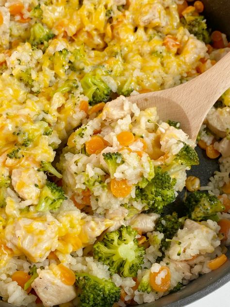 Cheesy Chicken Rice Broccoli - Together as Family Carrot Casserole, Broccoli And Chicken, Cheesy Chicken Rice, Skillet Dinner Recipes, Chicken Broccoli Rice, Chicken Rice Casserole, Cheesy Chicken Broccoli, Brown Rice Recipes, Rice Dinner