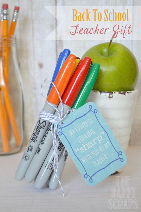 Back to School Teacher Gifts "My future is looking sharp with you as my teacher!" free printable Sharpie Teacher Gift, Creative Teachers Gifts, Appreciation Gifts Diy, Teacher Treats, Teacher Appreciation Gifts Diy, Preschool Teacher Gifts, Preschool Gifts, Diy Teacher Gifts, School Teacher Gifts