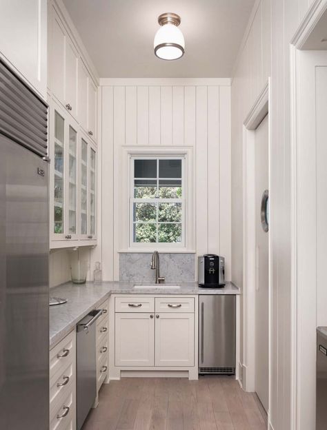 Beautifully renovated Texan farmhouse captures the imagination Butlers Pantry Ideas Layout, Kitchen Cottage Style, Airy Farmhouse, Kitchen Butlers Pantry, Modern Country Kitchens, White Shaker Kitchen Cabinets, Pantry Inspiration, Kitchen Cottage, Pantry Room