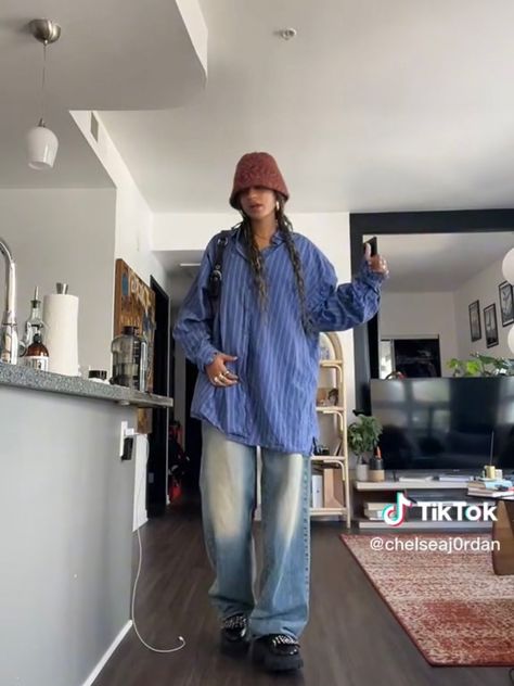 Long Sleeve Over Shirt, Unisex Outfits Aesthetic, Layering Overalls, Oversized Clothes Outfit, Long Jeans Outfit, Art Of Layering Clothes, Lower East Side Fashion, Button Up Outfits Women, Oversized Button Up Outfit