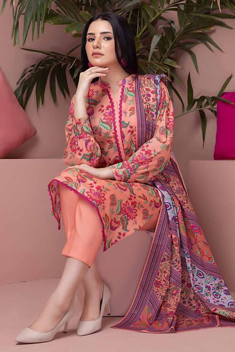 Asian Clothes, Salwar Kamiz, Dress Design Patterns, Lawn Suits, Pakistani Dress Design, Pakistani Suits, Designs For Dresses, Bohemian Fashion, Print Chiffon