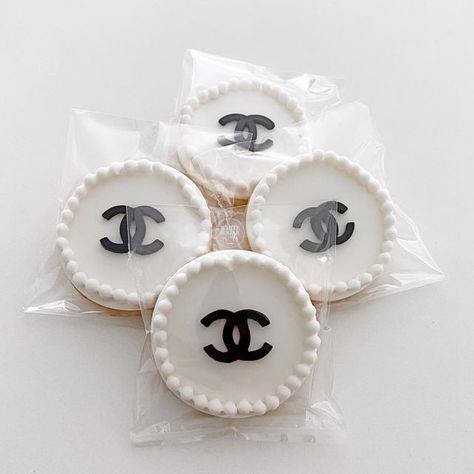 Chanel Number 5 Birthday Party, Chanel Themed Bridal Shower Ideas, Chanel Tea Party, Ivy Cake, Chanel Cookies, Chanel Cupcakes, Gossip Girl Party, Chanel Event, Bridesmaid Cookies