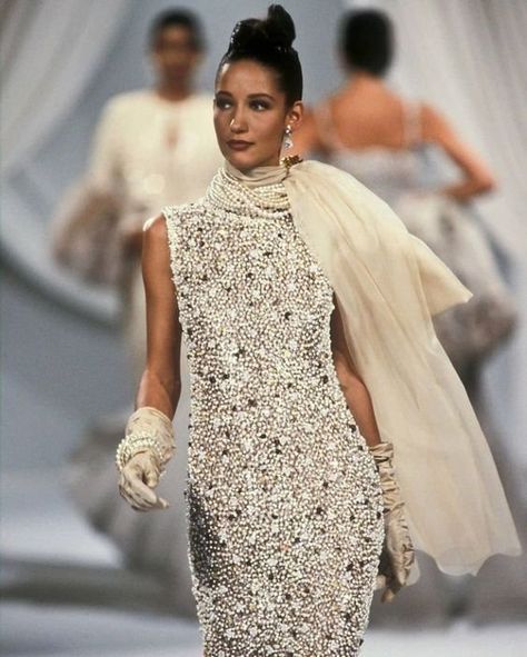 𝐫. on Twitter: "Dior, FW89 https://t.co/VCowxZMJon" / Twitter Marpessa Hennink, Runway Aesthetic, Runway Gowns, Nana Komatsu, Models Backstage, 90s Runway, Dior Collection, 90s Runway Fashion, Original Supermodels