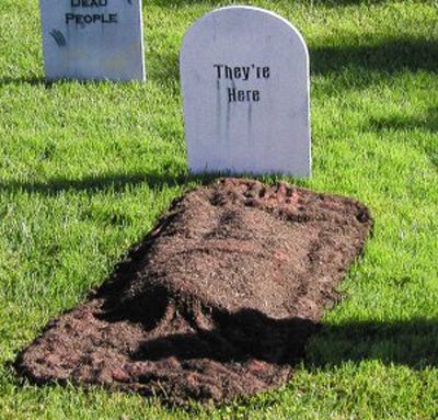 DIY burial plot without having to dig up the ground. For this grave, you only need an old towel, some brown fabric dye, spray glue, mulch and some newspaper. Uhyggelig Halloween, Halloween Diy Outdoor, Halloween Outside, Hallowen Ideas, Halloween Graveyard, Halloween Tombstones, Halloween Decorations Diy Outdoor, Games Diy, Masks Diy