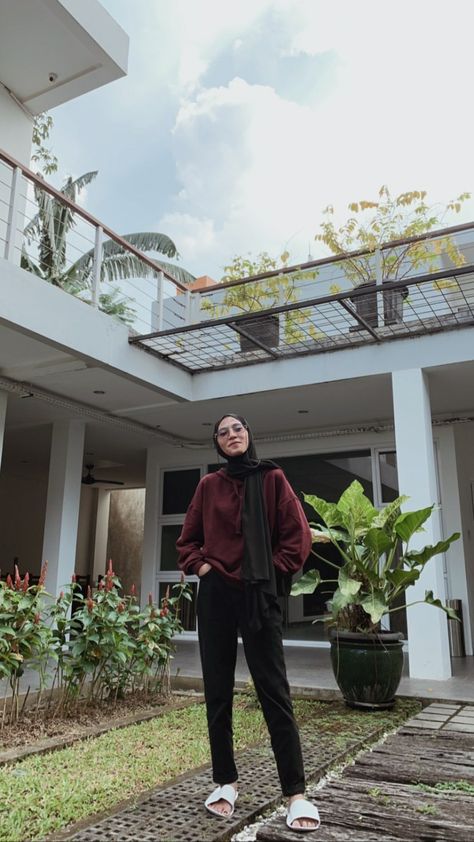 Simple Outfits Hijab, Hijab Street Fashion, Ootd Hoodie, Ootd Poses, Hijab Style Casual, Hijabi Fashion Casual, Ootd Outfits, Style Hijab, Casual Hijab Outfit