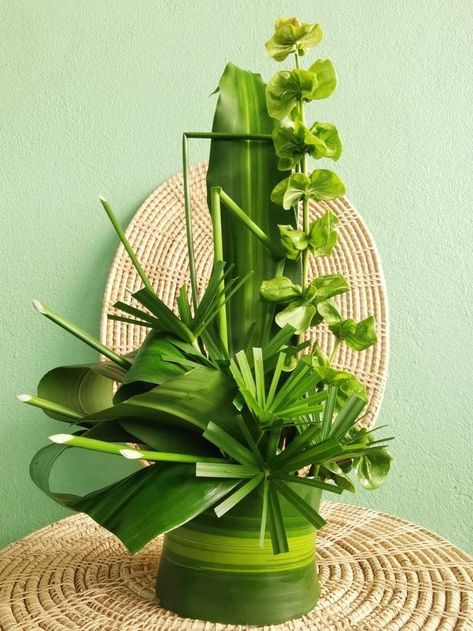 Ikebana fresh flowers arrangements Tropical Foliage Arrangements, Leaf Flower Arrangement, Easy Flower Arrangements Diy, Leaves Arrangement, Glass Decor Ideas, Arreglos Ikebana, Foliage Arrangements, Contemporary Flower Arrangements, Floral Art Arrangements