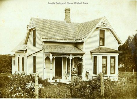 Early 1900 Home Folk Victorian House, Old House Exterior, Folk Victorian, Storybook Homes, 1920s House, Victorian Farmhouse, Architecture Model Making, Old Farm Houses, Farmhouse Exterior