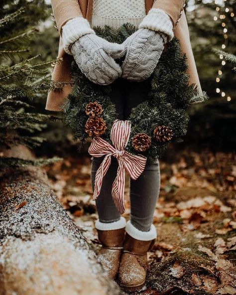 Christmas Tree Farm Pictures, Outdoor Christmas Photos, Tree Farm Photo Shoot, Christmas Mini Shoot, Christmas Photography Family, Christmas Tree Farm Photos, Christmas Family Photoshoot, Photo Backdrop Christmas, Hello Sunday