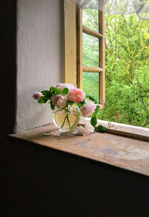 Flowers in Vase on Windowsill in House · Free Stock Photo Bouquet Champetre, Rustic Bouquet, House In Nature, Wildflower Bouquet, Spring Vibes, Vintage Vases, Bride Bouquets, Pampas Grass, Flower Pictures