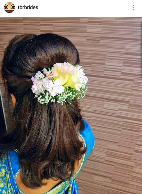 South Indian Bride Hairstyle Short Hair, Short Hairstyles For Pattu Saree, Short Hair Reception Hairstyle, Kerala Saree Hairstyles For Short Hair, Dhavani Hairstyle, Traditional Hairstyles Indian Short Hair, Short Hair Flower Hairstyles, Short Hair Styles Traditional, South Indian Hairstyles For Short Hair