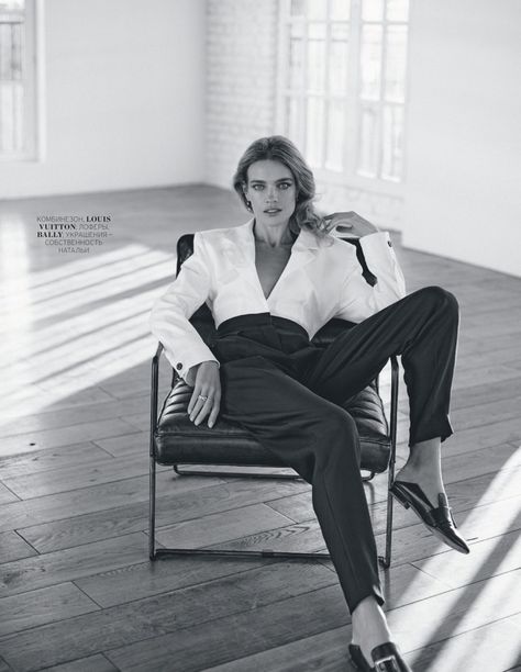 Natalia Vodianova Style, Chair Poses, Kate Martin, Fashion Fotografie, Jewellery Shoot, Indoor Photoshoot, High Fashion Poses, Pose Portrait, Wow Photo