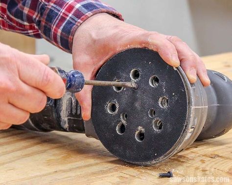 Loosen the screws from the sander pad of my orbital sander Diy Sanding, Bench Sander, Sanding Tips, Hand Sander, Sanding Wood, Sanding Tools, Tool Hacks, Metal Working Projects, Wood Tools