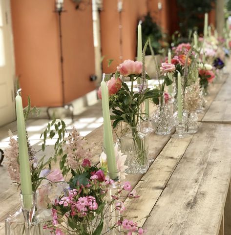 Floral Party Table Decor, Wedding Village Style, Farmstyle Wedding Ideas, Wild Flower Table Decor, Wildflowers And Candles Wedding, Garden Party Candles, Wildflower Candle Centerpiece, Round Table Wedding Tablescapes, Wild Flower Table Setting