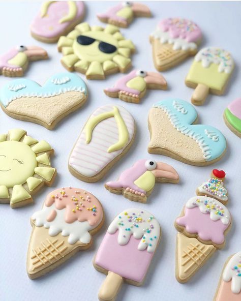 Beach Cookies Royal Icing, Summer Cookies Decorated, Sunglasses Cookies, Bday Cookies, Summer Sugar Cookies, Cutout Cookie, Summer Cookie, School Cookies, Summer Themes