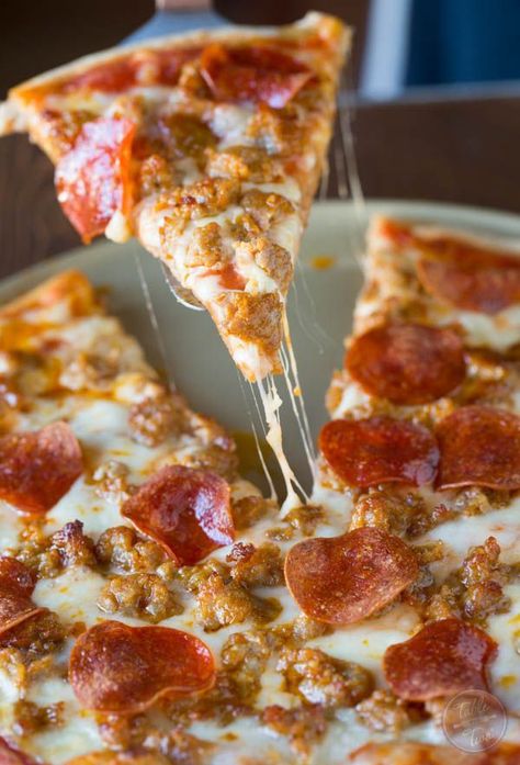 Spicy sausage and pepperoni pizza is so much better made at home than getting delivery! You'll thank me later. Pizza Lasagna, Pizza Roll, Pizza Recipes Homemade, Spicy Sausage, Flatbread Pizza, Delicious Pizza, Chicken Alfredo, Pizza Party, Good Pizza