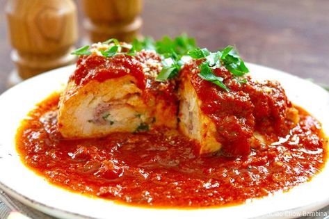 Chicken Braciole with Parmesan and Pancetta is a gorgeous meal made with mouth-watering Italian ingredients! Chicken Braciole, Braciole Recipe Italian, Beef Braciole, Braciole Recipe, Sausage Lasagna, Recipe Italian, Chicken Gravy, Homemade Tomato Sauce, Orange Recipes