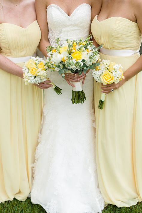 Yellow Rose Bouquet, White Rose Bridal Bouquet, White Bouquets, Bridesmaid Bouquet White, Yellow Bouquets, Yellow Wedding Flowers, Summer Wedding Bouquets, Floral Picks, Inspirational Photos