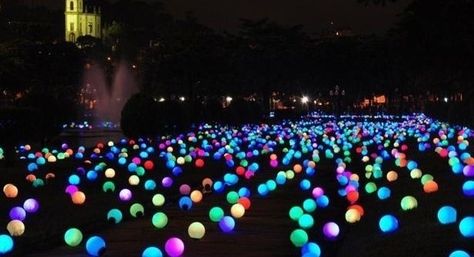 Put glow sticks in balloons on your front yard so people know where the party is / How To Throw The Most Epic Dance Party Ever (via BuzzFeed) Glow Stick, בר מצווה, Glow Party, Glow Sticks, Dance Party, Short Cuts, Summer Party, Pool Party, Holidays And Events