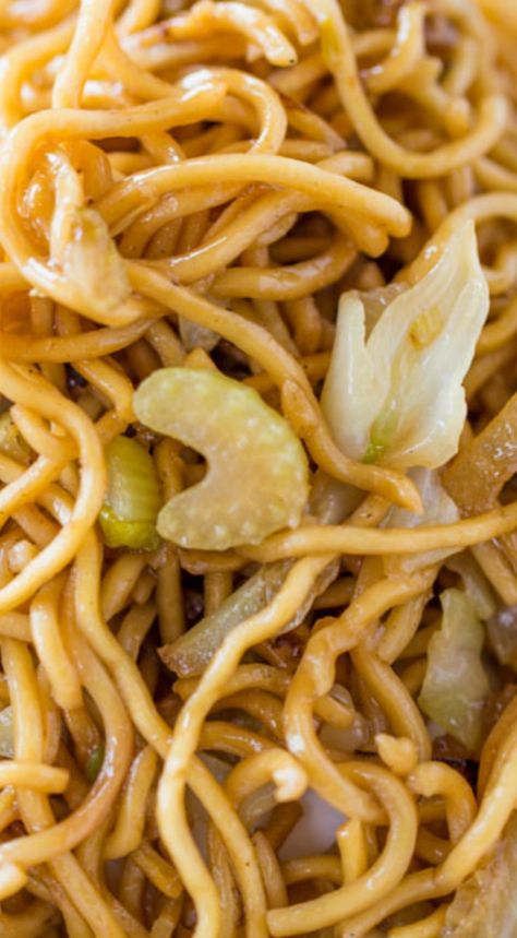 Panda Express Chow Mein Copycat Recipe ~ Tastes exactly like you're sitting down at the restaurant eating your combo plate except half the oil and it just takes a few minutes to make! Quick Chinese Recipes, Ramen Recipes Easy, At The Restaurant, Panda Express, Copycat Restaurant Recipes, Feel Good Food, Chow Mein, Chinese Dishes, Copycat Recipe