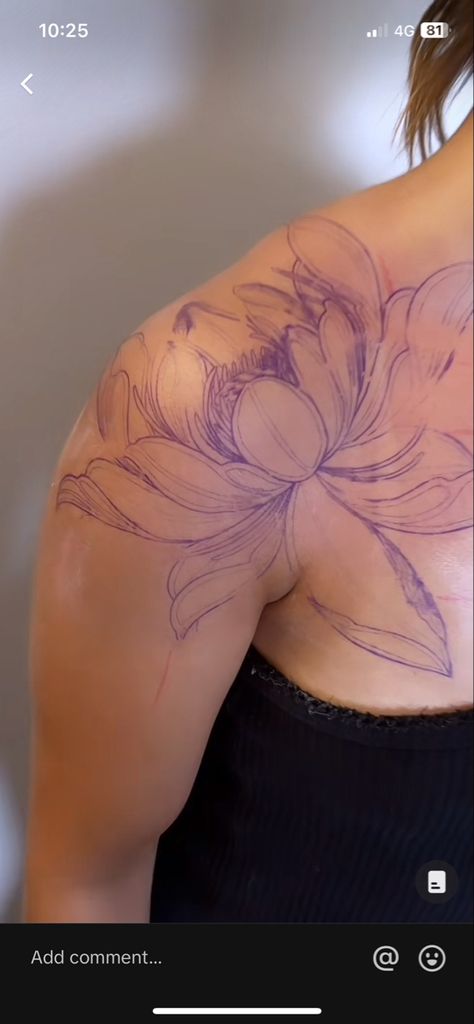 Cute Sleeves Tattoos For Women, Baddie Thigh Tattoos Side, Louts Flower Tattoo Back, Girly Shoulder Tattoo, Women Tattoos Shoulder, Back Sleeve Tattoo Women, Tattoos On Thigh For Women, Side Shoulder Tattoos For Women, Lily Flower Tattoos Shoulder