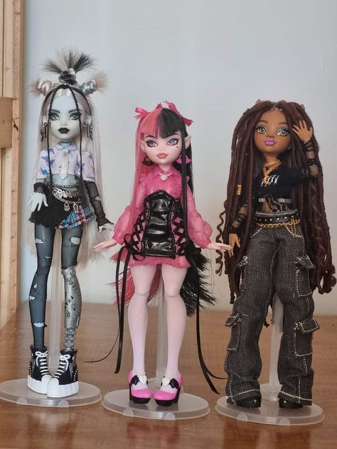 Monster High Vinyl Figures, Monster High Dolls Costume, Monster High Doll Display, Goth Doll Aesthetic, Monster High Doll Custom, Monster High Dolls Aesthetic, Clawdeen Restyle, Monster High G3 Restyle, Monster High Dolls G3