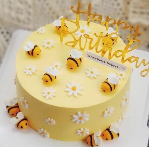 Bee Cake First Birthday, Bee Cake Ideas 1st Birthdays, Honey Bee Cake Ideas, First Bee Day Cake, Bee Theme Cake, Bee Day Cake, Bee Themed Cake, Honey Bee Cake, Bee Birthday Cake