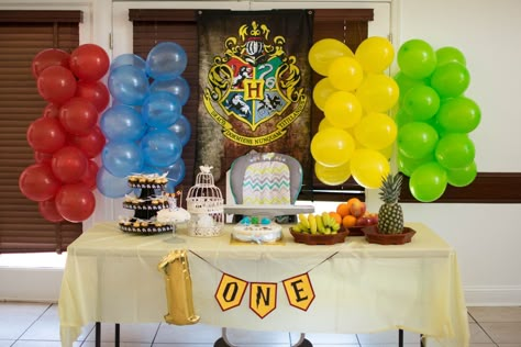 Harry Potter house color balloons and Hogwarts banner first birthday Hogwarts 1st Birthday, Harry Potter First Birthday Party Ideas, Hogwarts First Birthday, First Birthday Harry Potter Theme, First Birthday Harry Potter, Harry Potter One Year Birthday, Harry Potter 1st Birthday Girl, Harry Potter First Birthday Girl, Harry Potter 1st Birthday Boy