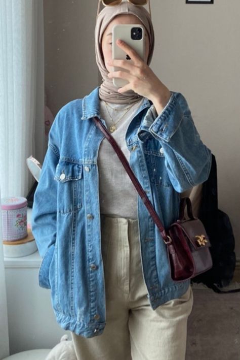 Ootd Jacket Jeans Hijab, Jeans Jacket Outfit Hijab, Jaket Jeans Hijab Outfit, Denim Jacket Outfit Hijab, Blue Denim Jacket Outfit, Outfit Outer, Hijab Fits, Islamic Fashion Dresses, Hijab Fashion Summer