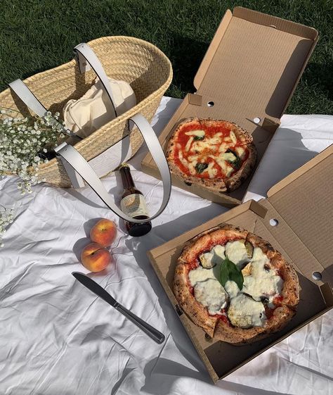 Pizza Picnic, Pizza Photography, Aesthetic Pizza, Picnic Aesthetic, Pizza Pizza, Quito, Kombucha, Cheese Board, Pizza