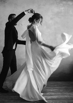 Wedding Dress Minimalist, Wedding Dress Backless, Minimalist Wedding Dress, Wedding Dress Simple, Wedding Photo Studio, Wedding Portrait Poses, Dress Minimalist, Simple Wedding Dress, Pre Wedding Poses