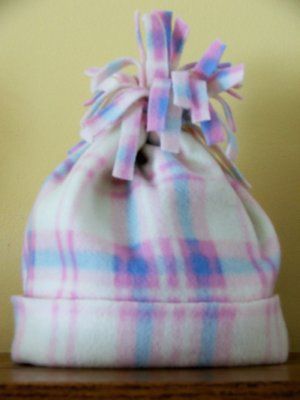 Fleece Hat And Scarf Free Pattern, Fleece Hats Patterns Free Women, Easy Fleece Hat, Fleece Sewing, Fleece Hat Pattern, Fleece Sewing Projects, Fleece Crafts, Fleece Projects, Sewing Hats